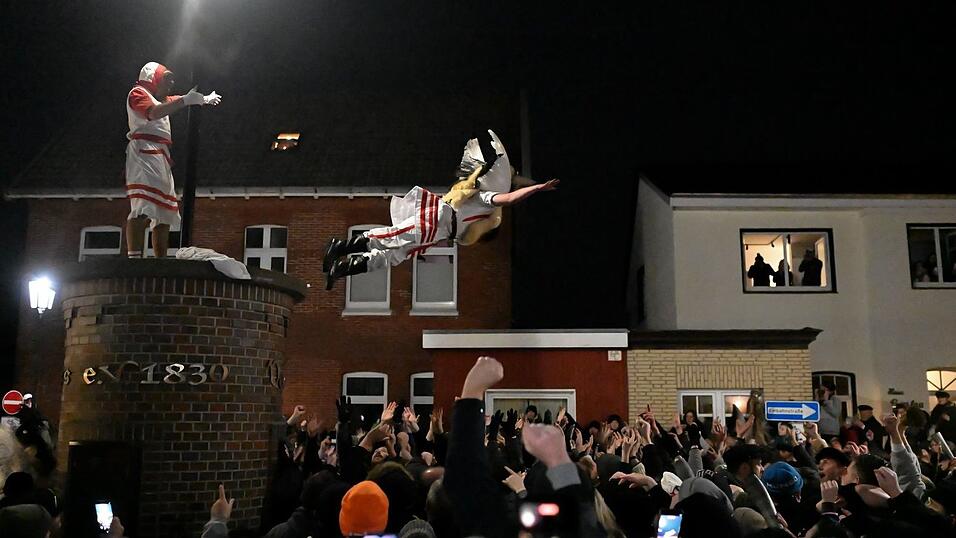 Der Höhepunkt des Klaasohm-Fests auf Borkum ist das Springen der Klaasohms von einer Säule in die Menschenmenge. Der Höhepunkt des Klaasohm-Fests auf Borkum ist das Springen der Klaasohms von einer Säule in die Menschenmenge.