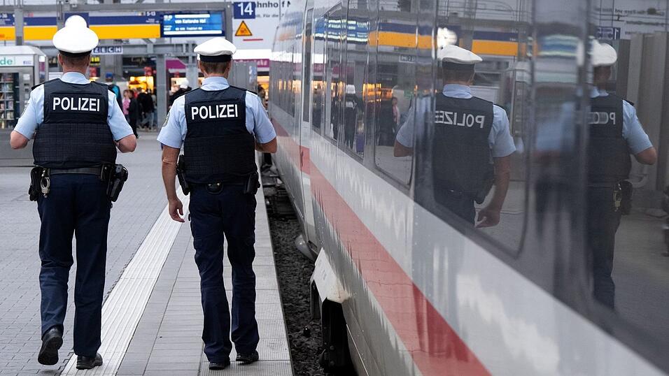 Am Wochenende verstärkt die Polizei ihre Präsenz an Bahnhöfen. (Symbolfoto) Am Wochenende verstärkt die Polizei ihre Präsenz an Bahnhöfen. (Symbolfoto)