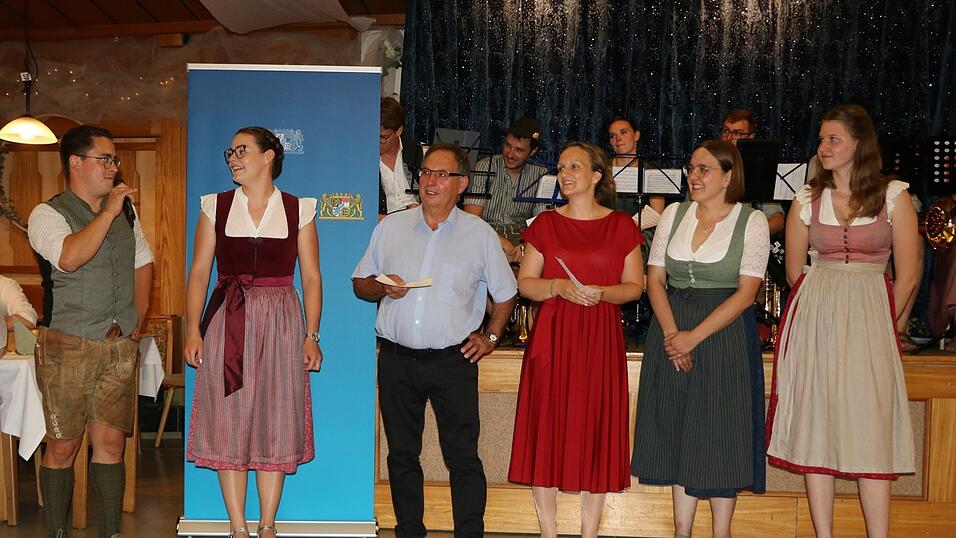 Fragen zur Ausbildung: v.r. Teresa Schwinghammer, Katharina Sixt, Veronika Hirsch, Hubert Steiger, Fiona Kollmannsberger, Andreas G&ouml;tz.