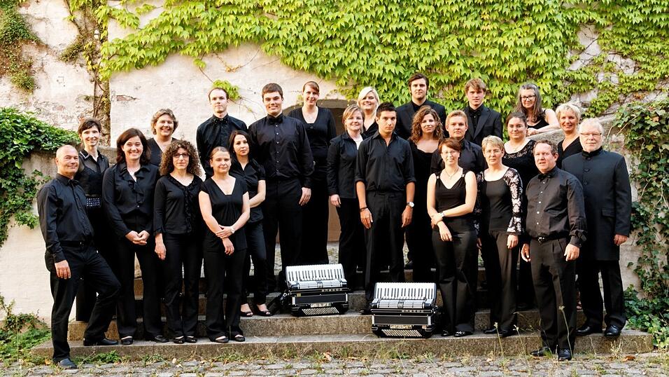 Monatelang konnten die Musiker des Akkordeonorchesters nicht mehr miteinander proben. Dirigent Burkhardt Weber (rechts) Monatelang konnten die Musiker des Akkordeonorchesters nicht mehr miteinander proben. Dirigent Burkhardt Weber (rechts)