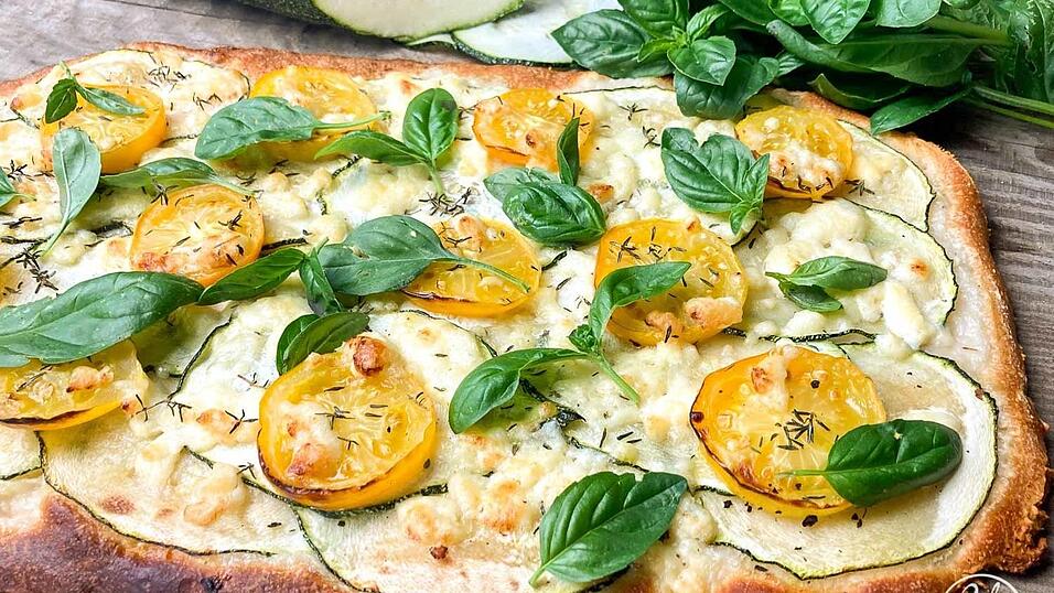 Die Zucchini Pizza ist schnell und einfach gebacken!