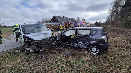 Die 34-Jährige wurde bei dem Unfall in ihrem Toyota eingeklemmt. Für sie kam leider jede Hilfe zu spät. Die 34-Jährige wurde bei dem Unfall in ihrem Toyota eingeklemmt. Für sie kam leider jede Hilfe zu spät.