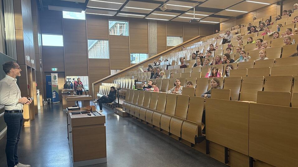 Passend zum Thema zeigen die Kinder ihre Z&auml;hne mit einem breiten L&auml;cheln.