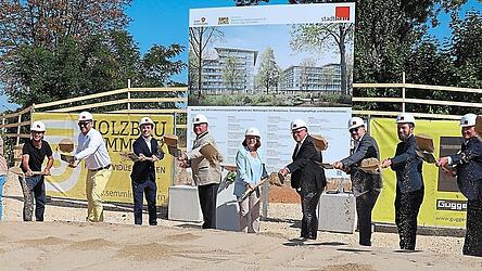 Spatenstich für 205 neue Wohnungen. In der Mitte Gertrud Maltz-Schwarzfischer. Links daneben Christian Bernreiter. Rechts von ihr Götz Keßler. Daneben der Projektleiter der Stadt für das neue Quartier Tobias Ruf.
