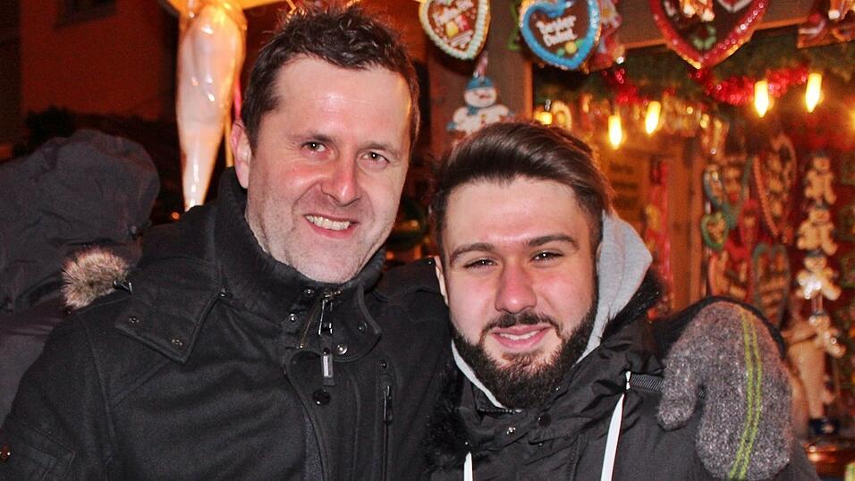 Auch am Samstag, 15. Dezember, strömten wieder etliche Besucher aus Landshut und Umgebung zur Weihnachtspyramide am Alten Viehmarkt. Auch am Samstag, 15. Dezember, strömten wieder etliche Besucher aus Landshut und Umgebung zur Weihnachtspyramide am Alten Viehmarkt.