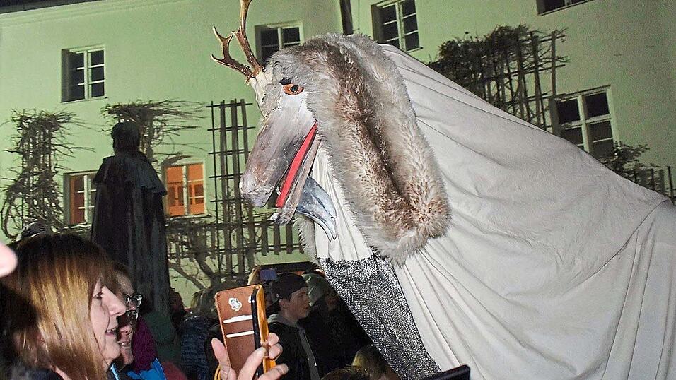 Ganz nah kamen die Perchten dem Publikum - Ber&uuml;hrungs&auml;ngste gab es so gut wie keine.