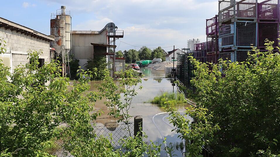 Überschwemmung im Betonwerk in Straubing-Hornstorf.