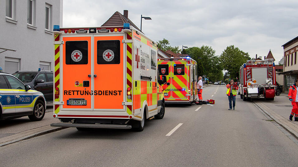 Ein Kind ist bei einem Unfall in Plattling schwer verletzt worden und daraufhin gestorben. 