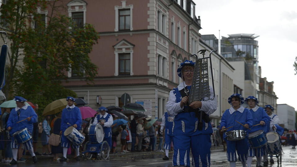 Zahlreiche Musik- und Trachtengruppen zogen nach dreij&auml;hriger Pause am Freitagabend zum Festplatz Am Hagen.&nbsp;