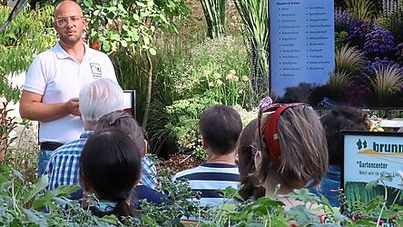 Zwischen Bäumen und Blumen präsentierte Zierpflanzengärtner Tobias Heumader (hinten links) im Gartencenter der Firma Brunner Landschaft und Garten klimaresistente Pflanzen und Tipps zur Pflege. Zwischen Bäumen und Blumen präsentierte Zierpflanzengärtner Tobias Heumader (hinten links) im Gartencenter der Firma Brunner Landschaft und Garten klimaresistente Pflanzen und Tipps zur Pflege.