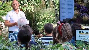 Zwischen Bäumen und Blumen präsentierte Zierpflanzengärtner Tobias Heumader (hinten links) im Gartencenter der Firma Brunner Landschaft und Garten klimaresistente Pflanzen und Tipps zur Pflege. Zwischen Bäumen und Blumen präsentierte Zierpflanzengärtner Tobias Heumader (hinten links) im Gartencenter der Firma Brunner Landschaft und Garten klimaresistente Pflanzen und Tipps zur Pflege.