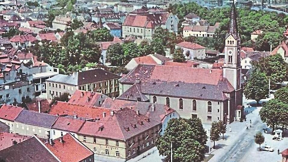W&auml;hrend die Stadtpfarrkirche unver&auml;ndert geblieben ist, wurde das Geb&auml;ude am Eck der Landauer Stra&szlig;e durch das Rathaus ersetzt. Anstelle des Sozialgeb&auml;udes der Wurstfabrik Stanglmeier findet man den Magdalenenplatz.
