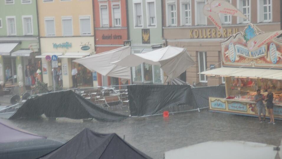 Hier sollen heute eigentlich 'Revolverheld' auftreten, doch angesichts des Starkregens droht das Konzert buchst&auml;blich ins Wasser zu fallen.