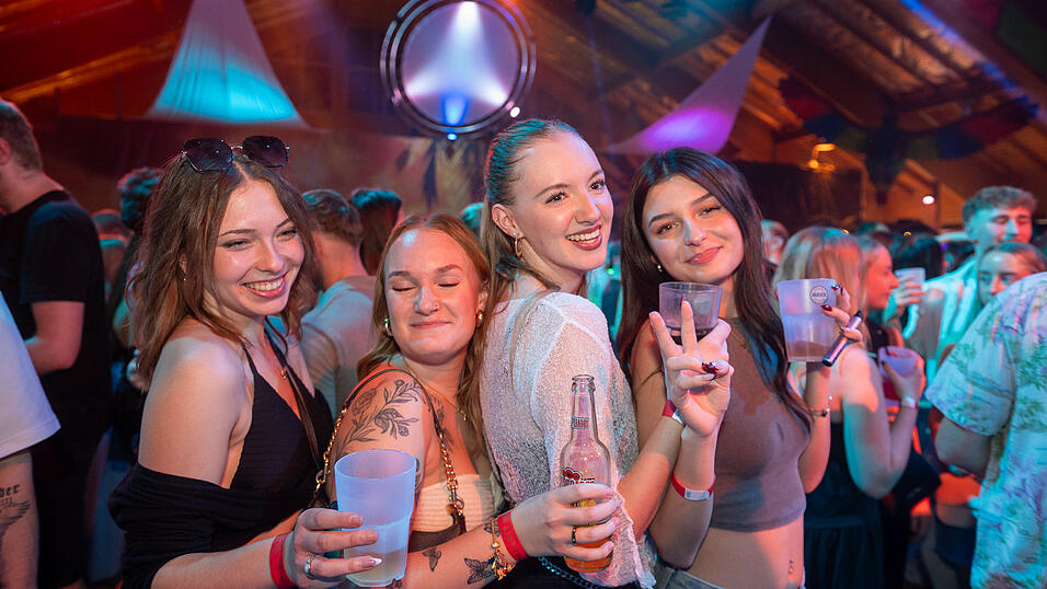 Die besten Bilder vom Samstag zeigen Tanzen und jede Menge Spaß. Die besten Bilder vom Samstag zeigen Tanzen und jede Menge Spaß.