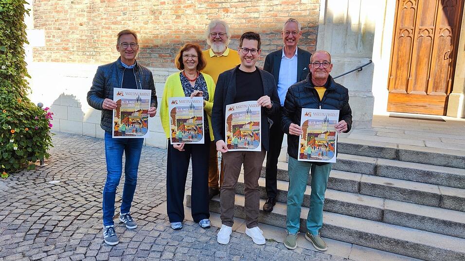 Die Organisatoren Dr. Peter Holzner, Elke von Winning, Hasso von Winning, Josef Feuchtgruber, Schirmherr OB Markus Pannermayr und Helmut Stangl (v.l.) am Pfarrplatz vor St. Jakob, auf dem der Markt stattfindet.