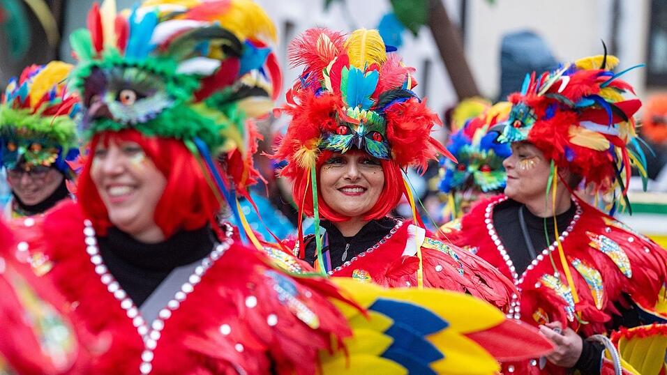 Eine Gruppe in chinesischen Kost&uuml;men nimmt am traditionellen Chinesenfaschingsumzug teil.