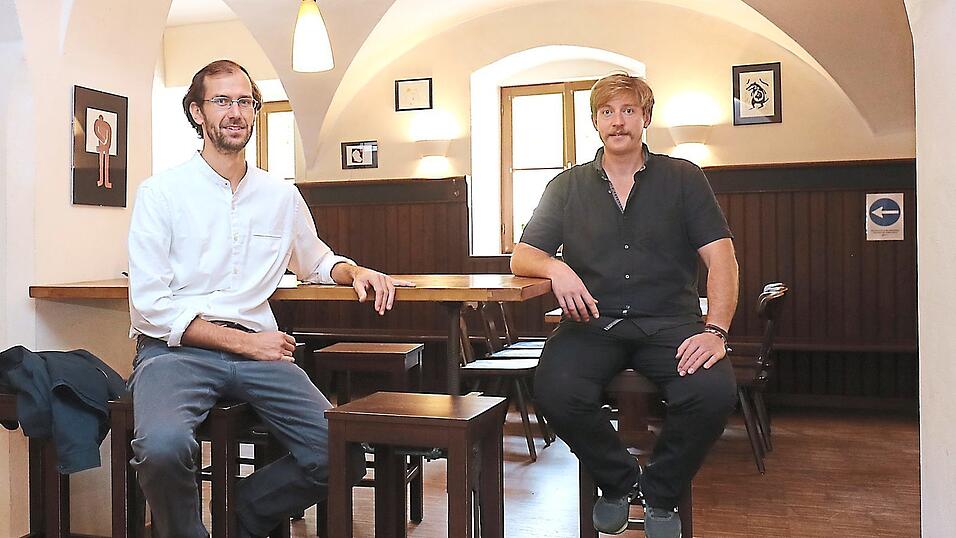 Markus Geisel (rechts) und Josef Gusel eröffnen am Freitag 'Die Zentrale zum Rieblwirt'. Markus Geisel (rechts) und Josef Gusel eröffnen am Freitag 'Die Zentrale zum Rieblwirt'.