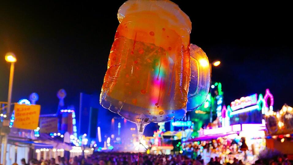 So schön kann die Liebe zu Volksfest mit einer Maß Bier sein, die mit Gas und Luft gefüllt aber fast genau so viel kostet wie eine echte Maß. So schön kann die Liebe zu Volksfest mit einer Maß Bier sein, die mit Gas und Luft gefüllt aber fast genau so viel kostet wie eine echte Maß.