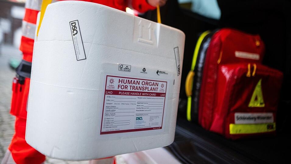 Ein Mitarbeiter des DRK stellt eine K&uuml;hlbox f&uuml;r eine Organspende in einen Transporter des Deutschen Roten Kreuzes. (gestellte Szene)