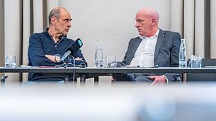 Joachim Wolbergs (r.) und sein Verteidiger Peter Witting nahmen am Mittwoch bei einer Pressekonferenz Stellungnahme zu dem Urteil vor einer Woche. Joachim Wolbergs (r.) und sein Verteidiger Peter Witting nahmen am Mittwoch bei einer Pressekonferenz Stellungnahme zu dem Urteil vor einer Woche.