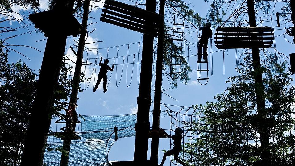 Nervenkitzel am Muttertag gibt es im Kletterwald in Waldkirchen (Kreis Freyung-Grafenau). Hoch in den B&auml;umen gibt es dort sechs Parcours in unterschiedlichen H&ouml;hen und Schwierigkeitsgraden. So kann sich von zwei bis 15 m H&ouml;he jeder langsam steigern, bis der pers&ouml;nliche Kick erreicht ist.