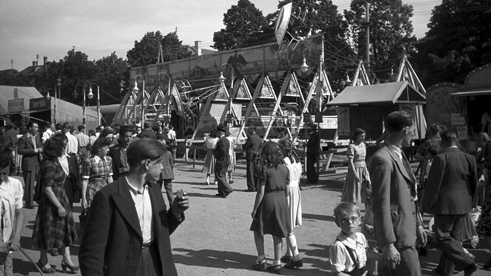 Die Schiffsschaukeln durften 1949 nicht fehlen.