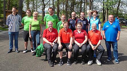 Die drei erstplatzierten Moarschaften, Sieger wurde der FC Ottenzell (sitzend). Der SSV Roßbach/Wald I (links) wurde Zweiter und der FC Untertraubenbach II (rechts) Dritter.