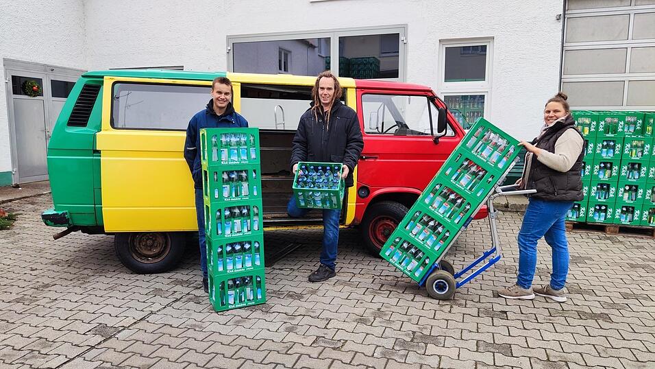 Andreas und Beate Kick zusammen mit ihrem Sohn Alois (links) im Hof des Familienbetriebs. Der bunte VW-Bus ist eines der Markenzeichen.
