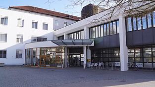 Die Klinik Vilsbiburg steht unter Druck: Der Umbau zur Fachklinik k&ouml;nnte die Zukunft sichern, doch B&uuml;rger wollen den vollen Leistungsumfang erhalten.