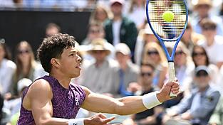 US-Profi Ben Shelton feiert den Turniersieg in Stuttgart. US-Profi Ben Shelton feiert den Turniersieg in Stuttgart.