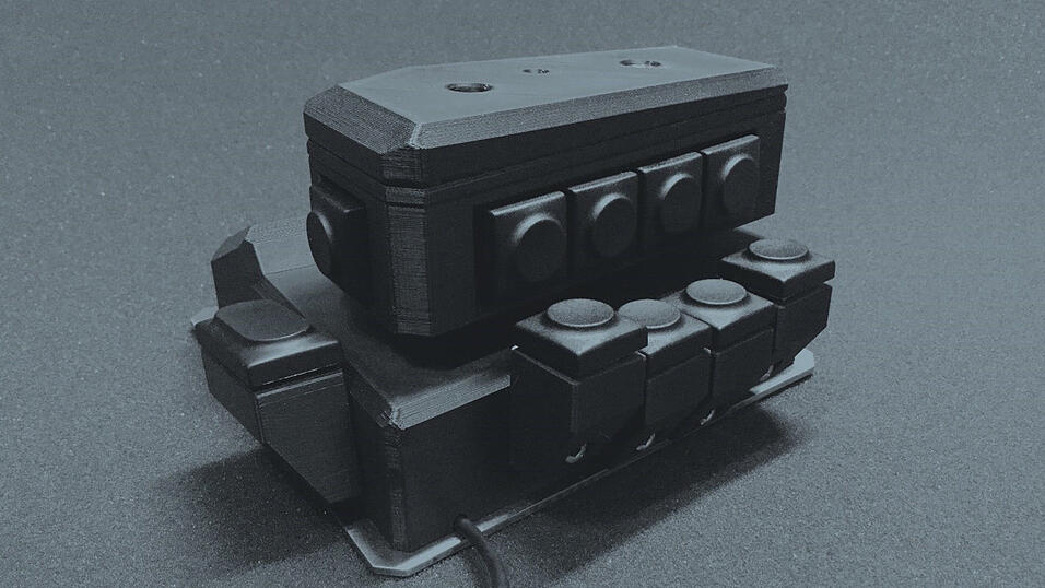 So sieht der fertige 'Move-Master' aus. Die Tasten lassen sich genau an die Form der eigenen Hand anpassen - es gibt Modelle für Rechts- und Linkshänder. So sieht der fertige 'Move-Master' aus. Die Tasten lassen sich genau an die Form der eigenen Hand anpassen - es gibt Modelle für Rechts- und Linkshänder.