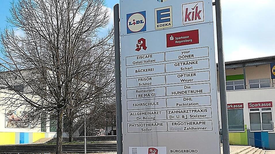 Nicht nur das Schild vor dem BUZ, auch das Stadtteilzentrum selbst ist in die Jahre gekommen. Eine Umstrukturierung mit einem Hamburger Investor soll den bisher 'relativ unangenehmen Ort' aufwerten. Nicht nur das Schild vor dem BUZ, auch das Stadtteilzentrum selbst ist in die Jahre gekommen. Eine Umstrukturierung mit einem Hamburger Investor soll den bisher 'relativ unangenehmen Ort' aufwerten.