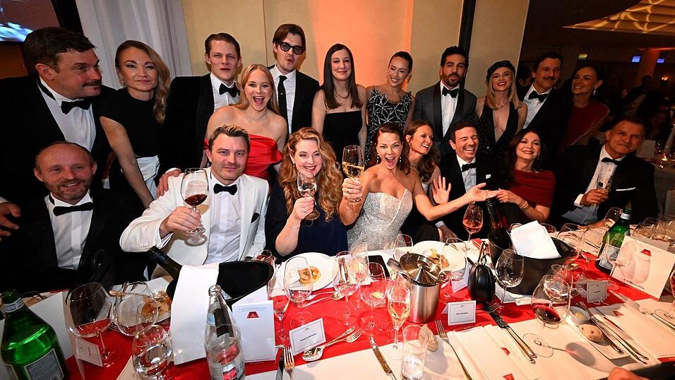 Die Korken knallen am Constantin Tisch. Die Korken knallen am Constantin Tisch.