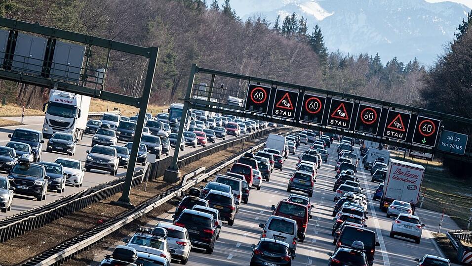 Das Verkehrsaufkommen in Deutschland ist in Zeiten hoher Spritpreise nicht gesunken. (Archivbild) Das Verkehrsaufkommen in Deutschland ist in Zeiten hoher Spritpreise nicht gesunken. (Archivbild)