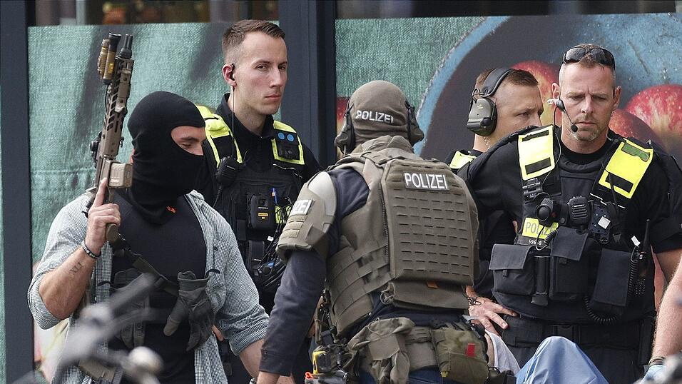 Schusswaffen kamen beim Zugriff nicht zum Einsatz.