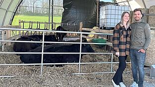 Anna-Lena Fischer und Patrick Sturm vor dem provisorischen Stall ihrer Wagyū-Rinder. Ab Winter sollen die Tiere in einem Holzstall unterkommen.
