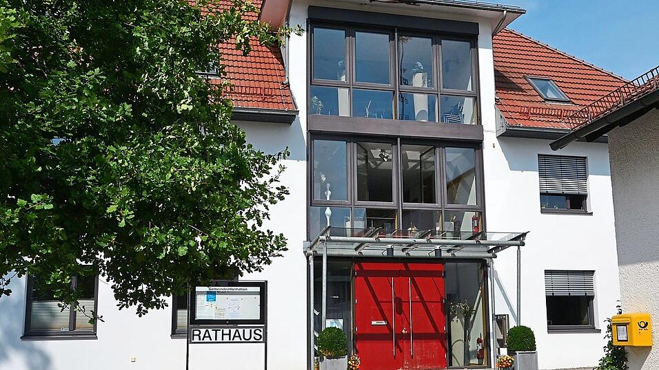 Wer möglicherweise für eine Ehrenbürgerwürde infrage kommt, ist das bestgehütetste Geheimnis im Rudelzhausener Rathaus. Der Gemeinderat will jetzt erst einmal eine entsprechende Satzung verabschieden. Wer möglicherweise für eine Ehrenbürgerwürde infrage kommt, ist das bestgehütetste Geheimnis im Rudelzhausener Rathaus. Der Gemeinderat will jetzt erst einmal eine entsprechende Satzung verabschieden.