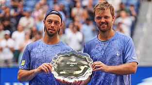 Tim Pütz (l) und Kevin Krawietz präsentieren die Trophäe nach der Finalniederlage bei den US Open. Tim Pütz (l) und Kevin Krawietz präsentieren die Trophäe nach der Finalniederlage bei den US Open.