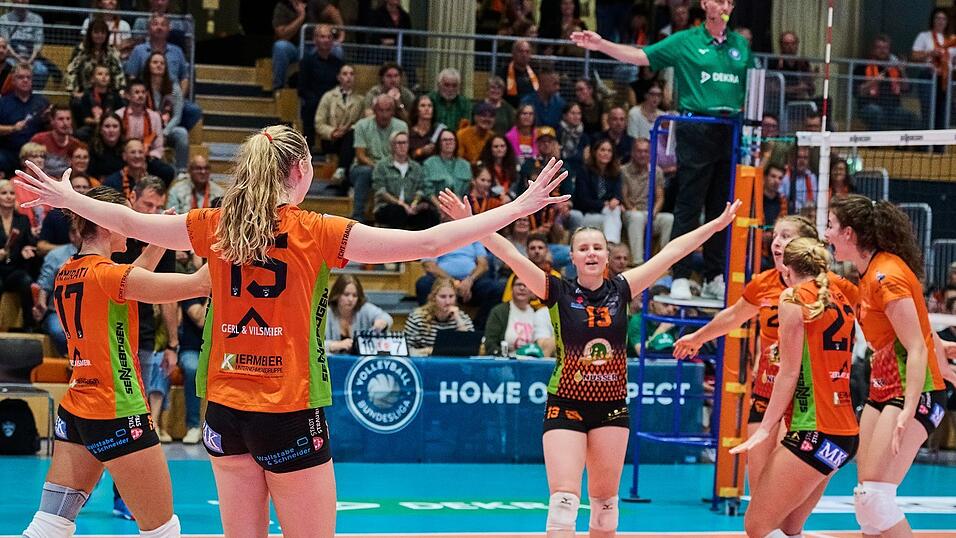 Nur etwa 75 Minuten braucht NawaRo Straubing am Samstagabend in der gut gefüllten Turmair-Volleyballarena, um mit dem 25:14, 25:15, 31:29 gegen Eintracht Spontent Düsseldorf im zweiten Spiel der Zweitliga-Saison den zweiten 3:0-Sieg perfekt zu machen. Nur etwa 75 Minuten braucht NawaRo Straubing am Samstagabend in der gut gefüllten Turmair-Volleyballarena, um mit dem 25:14, 25:15, 31:29 gegen Eintracht Spontent Düsseldorf im zweiten Spiel der Zweitliga-Saison den zweiten 3:0-Sieg perfekt zu machen.