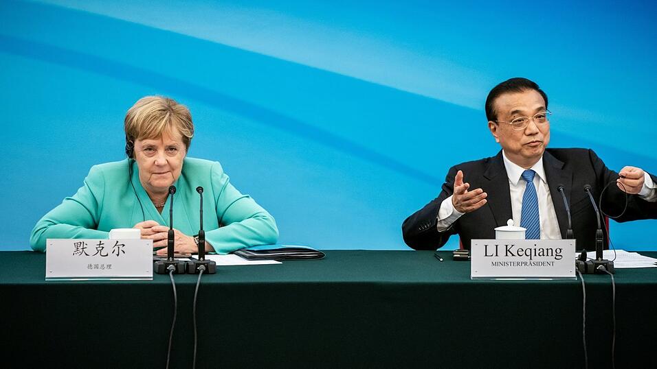 Bundeskanzlerin Angela Merkel (CDU) sitzt neben Li Keqiang, Ministerpräsident von China, bei einer Sitzung des Beratenden Ausschusses der Deutsch-Chinesischen Wirtschaft.
