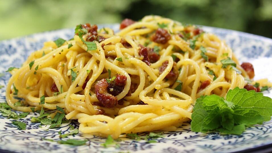 Noch so ein italienischer Klassiker: Spaghetti Carbonara. Minutenschnell ist dieses Pastagericht zubereitet - das liegt an den wenigen Zutaten. Für dieses köstliche Gericht benötigt man wirklich nur Spaghetti, Eier, Käse und ein wenig Speck.