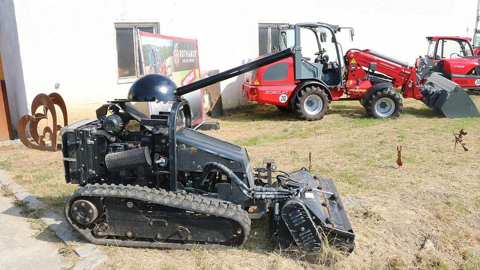 Eine M&auml;hraupe baute Familie Rothamer zu einem 'Panzer' um. Dieser soll polarisieren und gleicherma&szlig;en zum Nachdenken anregen sowie ein Zeichen f&uuml;r den Frieden sein.