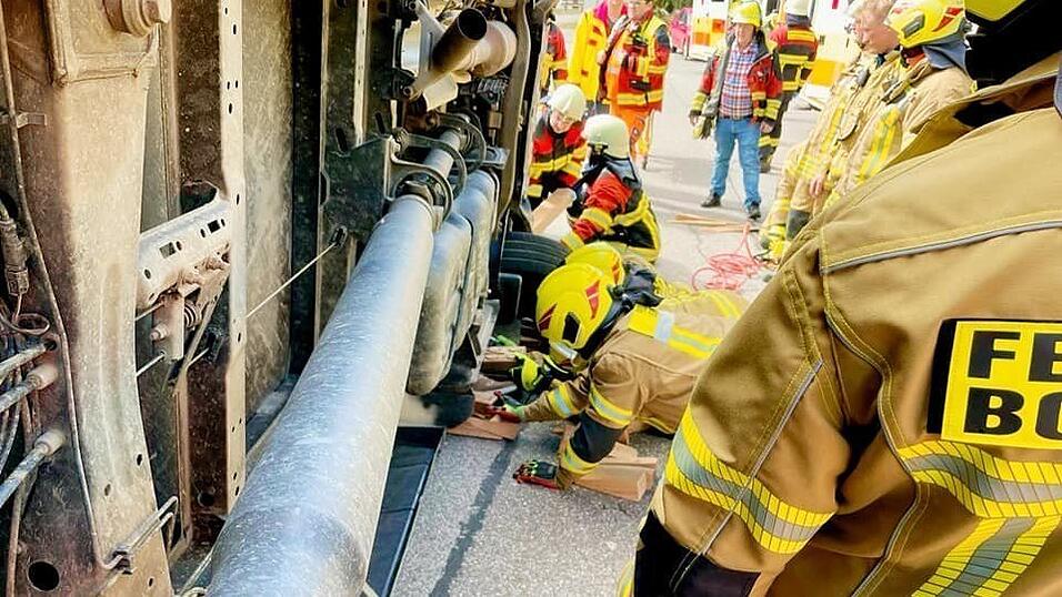 Zahlreiche Einsatzkräfte befreiten den 39-Jährigen unter dem Pakettransporter. Zahlreiche Einsatzkräfte befreiten den 39-Jährigen unter dem Pakettransporter.