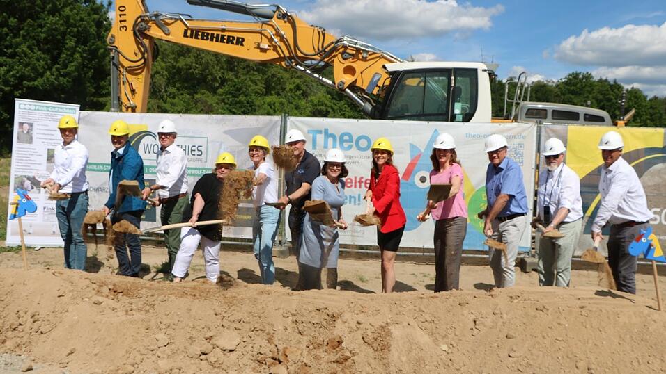 Beim Spatenstich für das Theo-Therapiezentrum in Zeitlarn: In der Mitte (von links) Oberbürgermeisterin Gertrud Maltz-Schwarzfischer, die Bürgermeisterin von Zeitlarn, Andrea Dobsch, und Landrätin Tanja Schweiger. Mit dabei waren natürlich die Initiatoren Engelbert und Christa Weiß (Fünfte und Sechster von links) sowie Bürgermeister Josef Schindler aus Regenstauf (Zweiter von links).
