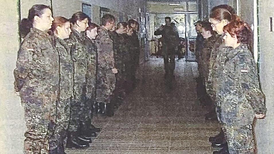 Die Rekrutinnen nehmen erste Anweisungen in der Kaserne entgegen.