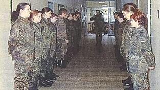 Die Rekrutinnen nehmen erste Anweisungen in der Kaserne entgegen.