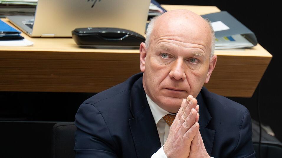 Berlins Regierungschef Kai Wegner sorgt mit einem Streusalz-Vorstoß für Gesprächsstoff (Archivbild). Berlins Regierungschef Kai Wegner sorgt mit einem Streusalz-Vorstoß für Gesprächsstoff (Archivbild).