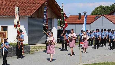 Begleitet von den Festdamen trugen Tobias Unfried, Julian Seiz und Simon Wimmer die drei Fahnen des Vereins der Jubelwehr voran. Taferlbub Jaden nahm seine Aufgabe wahr.