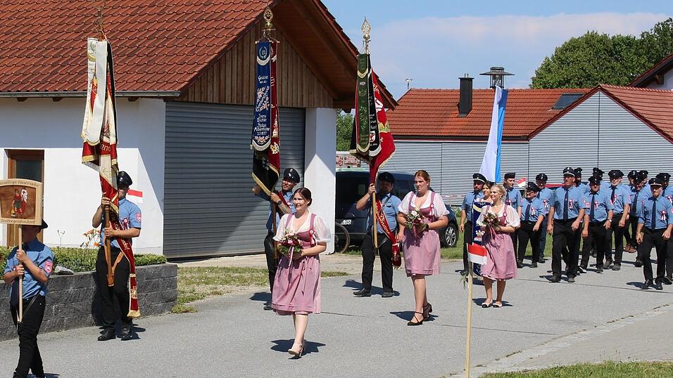 Begleitet von den Festdamen trugen Tobias Unfried, Julian Seiz und Simon Wimmer die drei Fahnen des Vereins der Jubelwehr voran. Taferlbub Jaden nahm seine Aufgabe wahr. Begleitet von den Festdamen trugen Tobias Unfried, Julian Seiz und Simon Wimmer die drei Fahnen des Vereins der Jubelwehr voran. Taferlbub Jaden nahm seine Aufgabe wahr.