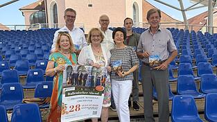 Vorfreude auf den Italienischen Abend unterm Magdalenendach: (v. l.) Kornelia Klingbeil-Knodel, Bürgermeister Hans Schmalhofer, dritte Bürgermeisterin Monika Beham, Karl Hauser, Elisabeth Hoffmann, Kevin Krüger und Christian Hofbrückl. Vorfreude auf den Italienischen Abend unterm Magdalenendach: (v. l.) Kornelia Klingbeil-Knodel, Bürgermeister Hans Schmalhofer, dritte Bürgermeisterin Monika Beham, Karl Hauser, Elisabeth Hoffmann, Kevin Krüger und Christian Hofbrückl.